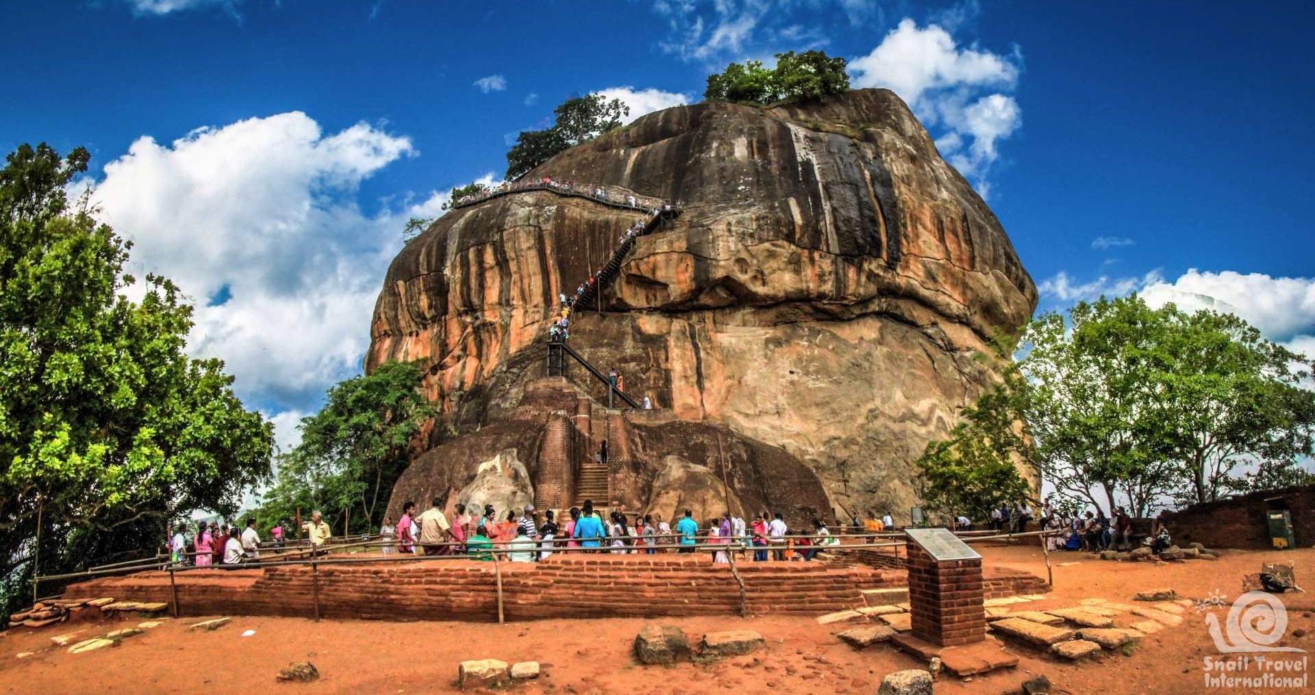 Шри ланка sri lanka. Сигирия Шри-Ланка. Шри Ланка львиная скала. Сигирия восьмое чудо света. Остров Цейлон Сигирия львиная скала.